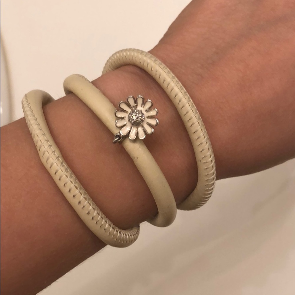 DiaMani Leather Bracelet With Daisy Charm